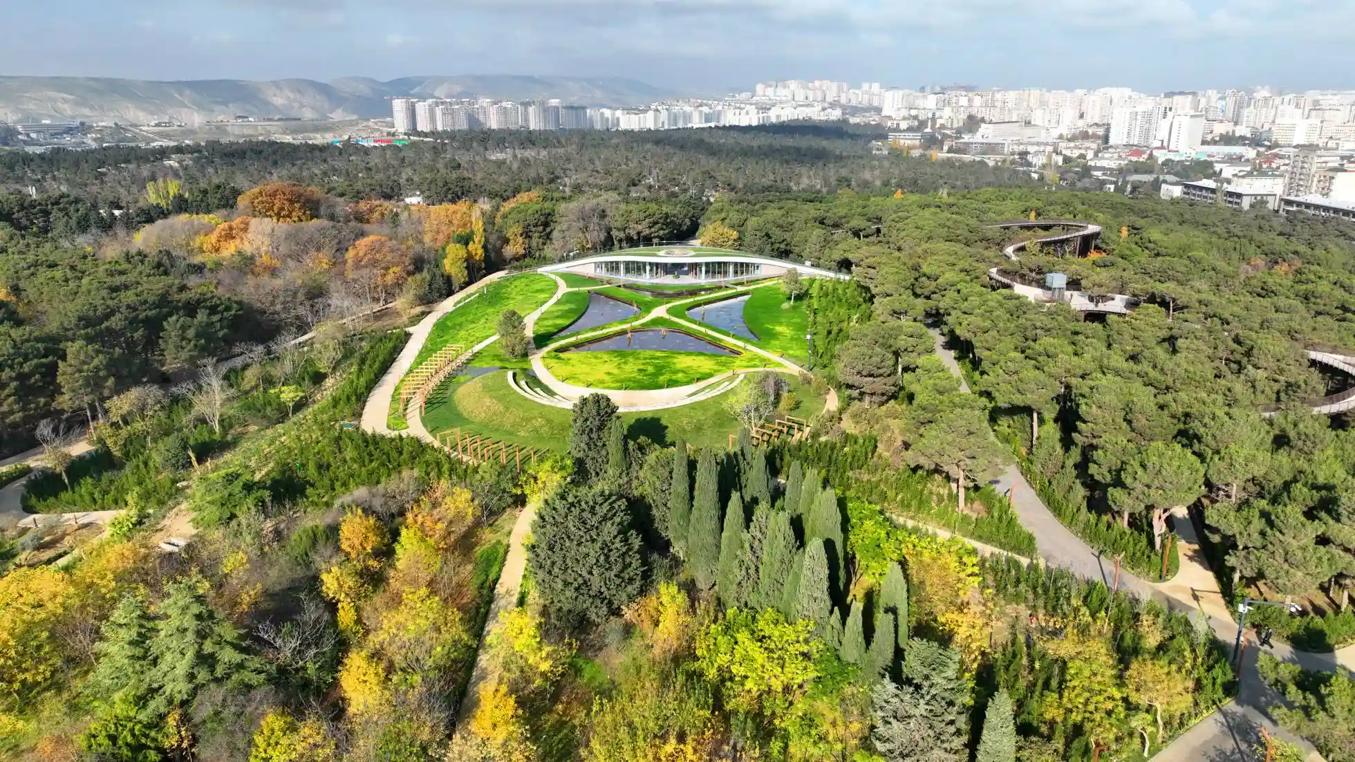 A comparable bird’s-eye view of the new Baku Botanical Garden, surrounded by lush greenery and a lot of trees.
